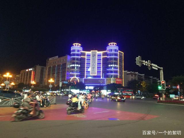 点亮城市之美 大世界楼体外墙亮化工程效果全解析